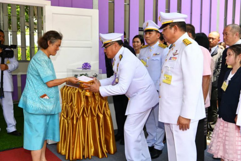 สมเด็จพระเทพรัตนราชสุดาฯ สยามบรมราชกุมารี พระราชทานพระวโรกาสให้ ดร.ฤทธิรงค์ อินทรจินดา นายกสมาคมฯ และคณะกรรมการบริหารสมาคมฯ เฝ้าทูลละอองพระบาท น้อมเกล้าน้อมกระหม่อมถวายอาคารเรียนอาคารเรียนประหยัดพลังงาน แบบถอดประกอบ (Knock Down)
