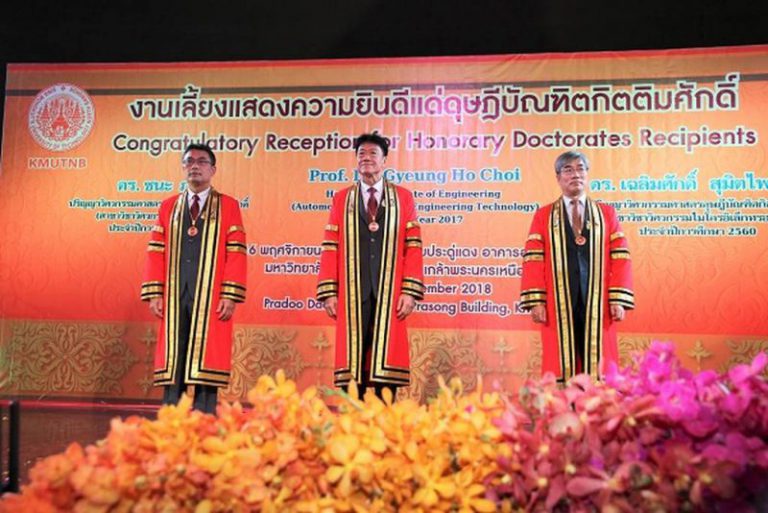 ดร.อนันต์ ธรรมชาลัย เลขานุการ และคณะกรรมการบริหารสมาคมศิษย์เก่าฯ เข้าร่วมงานเลี้ยงแสดงความยินดีแด่ดุษฎีบัณฑิตกิตติมศักดิ์ เพื่อแสดงความยินดีแก่ผู้ทรงคุณวุฒิรับพระราชทานปริญญากิตติมศักดิ์ ประจำปีการศึกษา 2560
