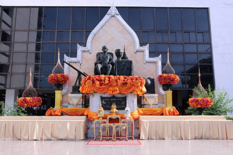 เมื่อวันที่ 18 ตุลาคม 2561 คณะกรรมการบริหารสมาคมศิษย์เก่าฯ เข้าร่วมงาน วางพานพุ่มถวายสักการะ พระบรมราชานุสาวรีย์พระบาทสมเด็จพระจอมเกล้าเจ้าอยู่หัว ประจำปี 2561
