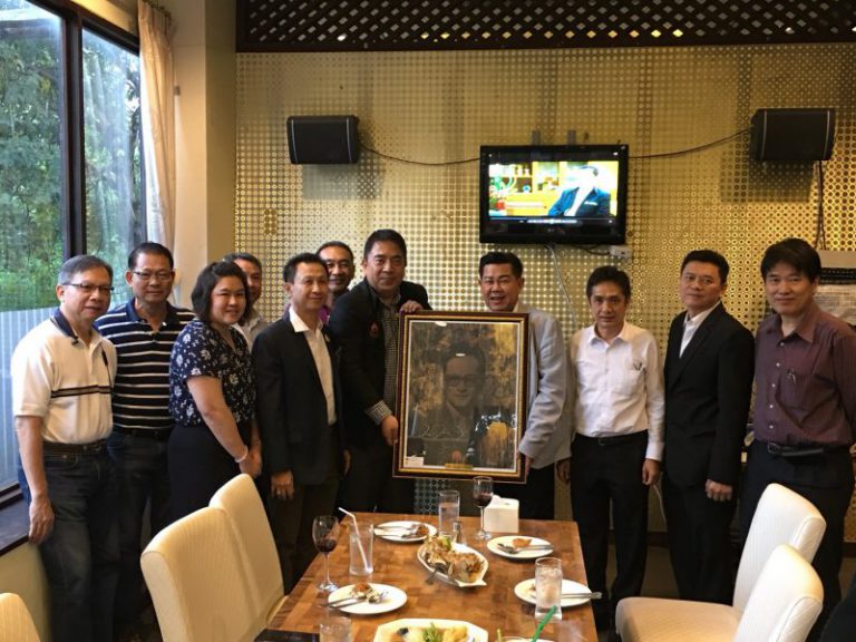 เมื่อวันที่ 16 มีนาคม 2561 สมาคมศิษย์เก่าฯ ขอร่วมแสดงความยินดีกับ ดร.สุรพล ชามาตย์ ประธานที่ปรึกษาสมาคมศิษย์เก่าฯ ที่ได้รับพระราชทานเครื่องราชอิสริยาภรณ์มงกุฎไทย ชั้นสูงสุด ชื่อ “มหาวชิรมงกุฏ” ณ วันที่ 28 กรกฎาคม พุทธศักราช 2560