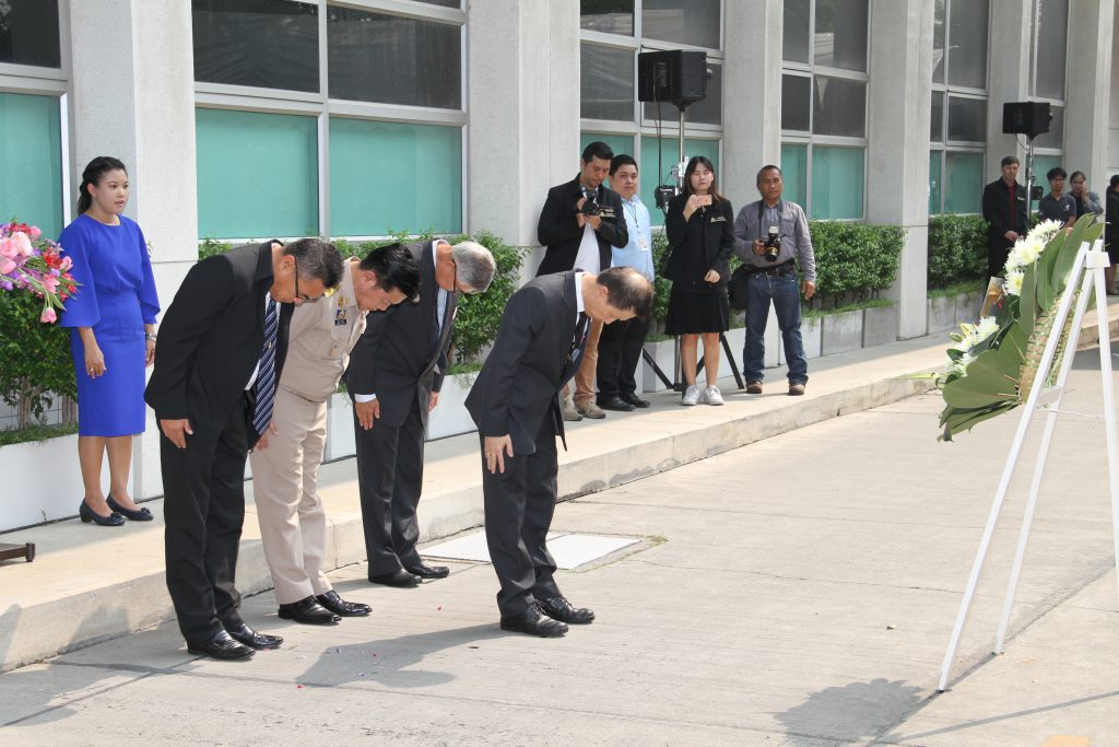 นายทัชชัย ธรรมเที่ยง นายกสมาคมศิษย์เก่าฯ และคณะกรรมการบริหาร ได้เข้าร่วมพิธีวางพวงมาลารูปปั้น “ทวาปูชนียาจารย์” ในงานวันรวมน้ำใจชาว มจพ. วันคล้ายวันสถาปนามหาวิทยาลัย ครบรอบ 59 ปี ในวันจันทร์ที่ 19 กุมภาพันธ์ 2561 ณ มหาวิทยาลัยเทคโนโลยีพระจอมเกล้าพระนครเหนือ