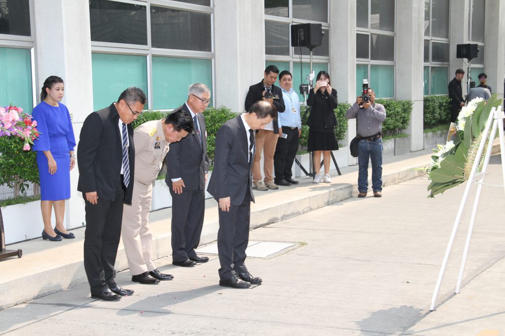 นายทัชชัย ธรรมเที่ยง นายกสมาคมศิษย์เก่าฯ และคณะกรรมการบริหาร ได้เข้าร่วมพิธีวางพวงมาลารูปปั้น “ทวาปูชนียาจารย์” ในงานวันรวมน้ำใจชาว มจพ. วันคล้ายวันสถาปนามหาวิทยาลัย ครบรอบ 59 ปี ในวันจันทร์ที่ 19 กุมภาพันธ์ 2561 ณ มหาวิทยาลัยเทคโนโลยีพระจอมเกล้าพระนครเหนือ