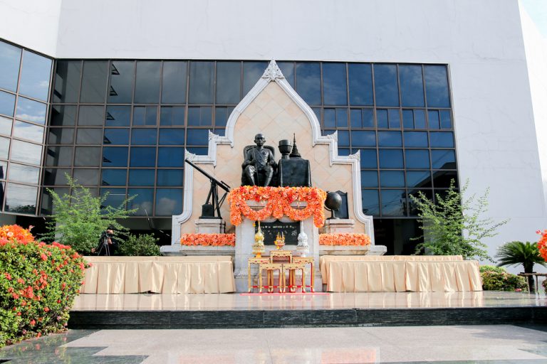 เมื่อวันที่ 18 ตุลาคม 2560 ดร.สุรพล ชามาตย์ นายกสมาคมศิษย์เก่าฯ และคณะผู้บริหารสมาคมศิษย์เก่าฯ ร่วมงาน “วางพานพุ่มถวายสักการะ พระบรมราชานุสาวรีย์พระบาทสมเด็จพระจอมเกล้าเจ้าอยู่หัว ประจำปี 2560”