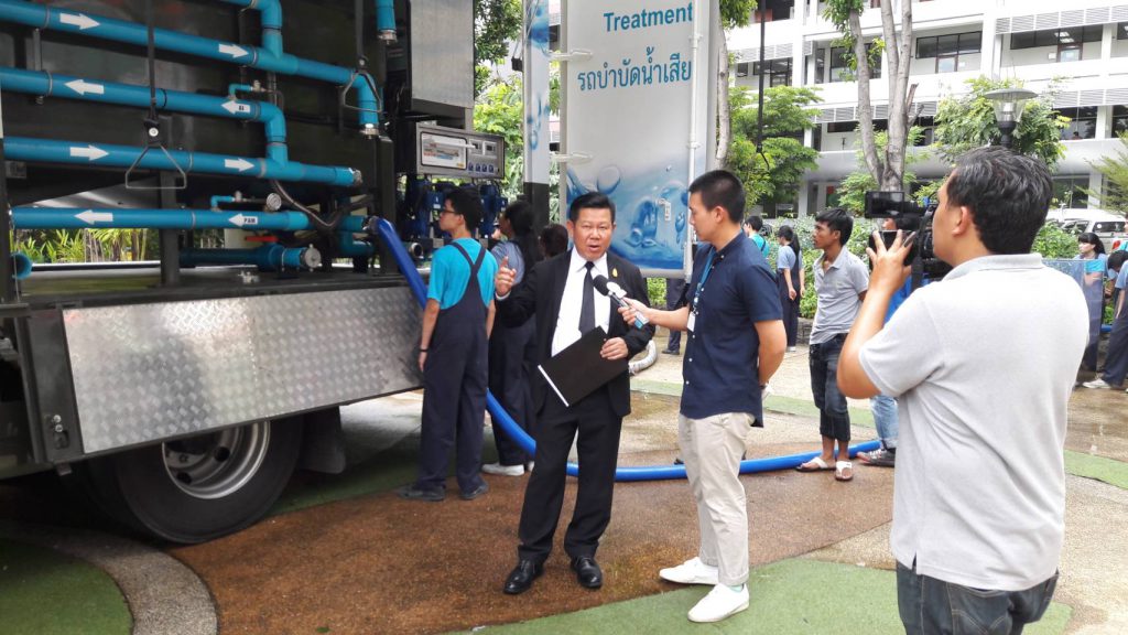 ดร.สุรพล ชามาตย์ นายกสมาคมศิษย์เก่าฯ ให้สัมภาษณ์และร่วมบันทึกเทปโทรทัศน์รายการข่าว 3 มิติ เพื่อประชาสัมพันธ์โครงการรถบำบัดน้ำเสียเคลื่อนที่สุดยอดนวัตกรรมคันแรกของประเทศไทย ณ มหาวิทยาลัยเทคโนโลยีพระจอมเกล้าพระนครเหนือ