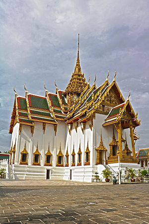 "พระที่นั่งดุสิตมหาปราสาท จุดศูนย์รวมแห่งดวงใจฯ" โดยดร.สุรพล ชามาตย์