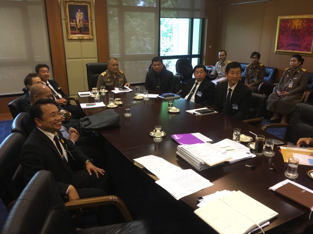 เมื่อวันศุกร์ที่ 19 พฤษภาคม พ.ศ. 2560 คุณทัชชัยธรรมเที่ยง อุปนายกสมาคมศิษย์เก่ามหาลัยเทคโนโลยีพระจอมเกล้าพระนครเหนือ ในพระบรมราชูปถัมภ์ เป็นผู้แทนเข้าร่วมประชุมพร้อมด้วย คุณณรงค์ บัวบาน คุณเรวัต สุนทรวิภาต และคุณไพรัช กิจวรวุฒิ เข้าร่วมประชุมการเปิดซองสอบราคางานก่อสร้างระบบเทคโนโลยีพลังงานทดแทนและอนุรักษ์พลังงานสำหรับโรงพยาบาลเทพรัตน์เวชชานุกูล เฉลิมพระเกียรติ 60 พรรษา อำเภอแม่แจ่ม จังหวัดเชียงใหม่