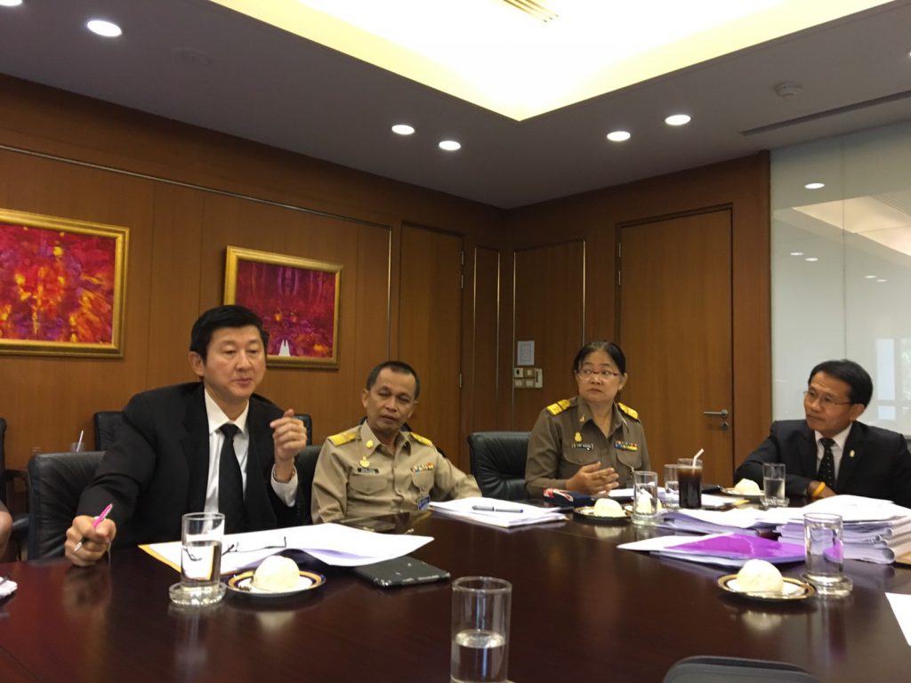 เมื่อวันศุกร์ที่ 19 พฤษภาคม พ.ศ. 2560 คุณทัชชัยธรรมเที่ยง อุปนายกสมาคมศิษย์เก่ามหาลัยเทคโนโลยีพระจอมเกล้าพระนครเหนือ ในพระบรมราชูปถัมภ์ เป็นผู้แทนเข้าร่วมประชุมพร้อมด้วย คุณณรงค์ บัวบาน คุณเรวัต สุนทรวิภาต และคุณไพรัช กิจวรวุฒิ เข้าร่วมประชุมการเปิดซองสอบราคางานก่อสร้างระบบเทคโนโลยีพลังงานทดแทนและอนุรักษ์พลังงานสำหรับโรงพยาบาลเทพรัตน์เวชชานุกูล เฉลิมพระเกียรติ 60 พรรษา อำเภอแม่แจ่ม จังหวัดเชียงใหม่