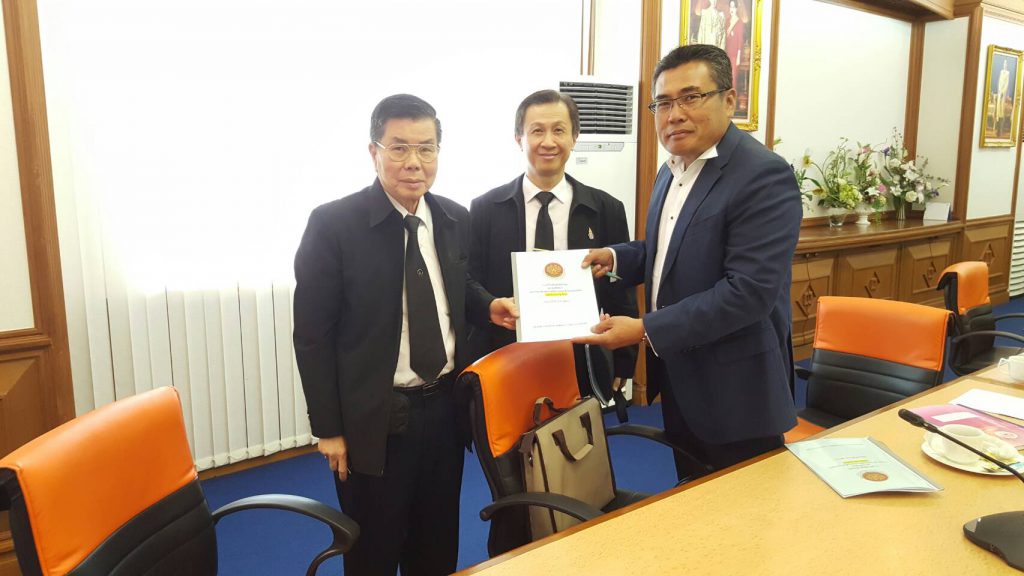 คุณทัชชัย ธรรมเที่ยง อุปนายกที่ 1 พร้อมด้วย ดร.ฤทธิรงค์ อินทรจินดา เลขาธิการ สมาคมศิษย์เก่าฯ ได้ยื่นร่างข้อบังคับสมาคมศิษย์เก่ามหาลัยเทคโนโลยีพระจอมเกล้าพระนครเหนือ ในพระบรมราชูปถัมภ์ ให้ท่านอัยการทวีศักดิ์ วรพิวุฒิ กรรมการสภามหาวิทยาลัยเทคโนโลยีพระจอมเกล้าพระนครเหนือ เพื่อตรวจทานความถูกต้องและภาษาที่ใช้