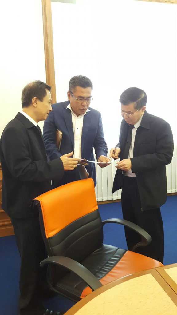 คุณทัชชัย ธรรมเที่ยง อุปนายกที่ 1 พร้อมด้วย ดร.ฤทธิรงค์ อินทรจินดา เลขาธิการ สมาคมศิษย์เก่าฯ ได้ยื่นร่างข้อบังคับสมาคมศิษย์เก่ามหาลัยเทคโนโลยีพระจอมเกล้าพระนครเหนือ ในพระบรมราชูปถัมภ์ ให้ท่านอัยการทวีศักดิ์ วรพิวุฒิ กรรมการสภามหาวิทยาลัยเทคโนโลยีพระจอมเกล้าพระนครเหนือ เพื่อตรวจทานความถูกต้องและภาษาที่ใช้