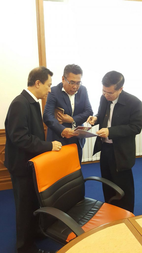 คุณทัชชัย ธรรมเที่ยง อุปนายกที่ 1 พร้อมด้วย ดร.ฤทธิรงค์ อินทรจินดา เลขาธิการ สมาคมศิษย์เก่าฯ ได้ยื่นร่างข้อบังคับสมาคมศิษย์เก่ามหาลัยเทคโนโลยีพระจอมเกล้าพระนครเหนือ ในพระบรมราชูปถัมภ์ ให้ท่านอัยการทวีศักดิ์ วรพิวุฒิ กรรมการสภามหาวิทยาลัยเทคโนโลยีพระจอมเกล้าพระนครเหนือ เพื่อตรวจทานความถูกต้องและภาษาที่ใช้