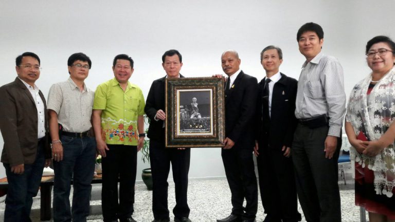 ดร.สุรพล ชามาตย์ นายกสมาคมศิษย์เก่าฯ พร้อมด้วยคณะกรรมการบริหารสมาคมศิษย์เก่าฯ ได้รับเกียรติให้เข้าร่วมรดน้ำดำหัวขอพรจากท่านศาสตราจารย์ ดร.ธีรวุฒิ บุณยโสภณ อดีตอธิการบดี และที่ปรึกษาสภามหาวิทยาลัยเทคโนโลยีพระจอมเกล้าพระนครเหนือ