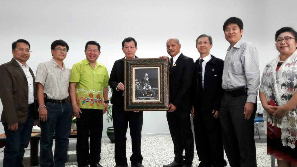 ดร.สุรพล ชามาตย์ นายกสมาคมศิษย์เก่าฯ พร้อมด้วยคณะกรรมการบริหารสมาคมศิษย์เก่าฯ ได้รับเกียรติให้เข้าร่วมรดน้ำดำหัวขอพรจากท่านศาสตราจารย์ ดร.ธีรวุฒิ บุณยโสภณ อดีตอธิการบดี และที่ปรึกษาสภามหาวิทยาลัยเทคโนโลยีพระจอมเกล้าพระนครเหนือ
