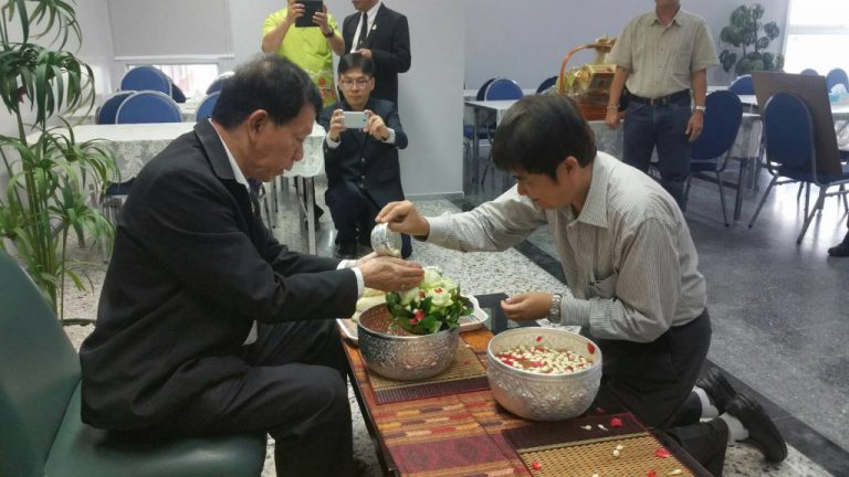 ดร.สุรพล ชามาตย์ นายกสมาคมศิษย์เก่าฯ พร้อมด้วย คุณทัชชัย ธรรมเที่ยง อุปนายกคนที่ 2 ได้เดินทางเข้ารดน้ำขอพรจาก คุณมนัส ชัยสวัสดิถานนท์ กรรมการผู้จัดการ บริษัท ชัยมนัสบอดี้ จำกัด