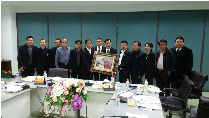การประชุมคณะกรรมการบริหารสมาคมศิษย์เก่ามหาวิทยาลัยเทคโนโลยีพระจอมเกล้าพระนครเหนือ ในพระบรมราชูปถัมภ์ครั้งที่ 3/2560 พร้อมขอแสดงความยินดีกับ ร้อยเอกธเนศ จันทกลิ่น กรรมการบริหารสมาคมศิษย์เก่าฯ ที่ได้รับการแต่งตั้งจากกระทรวงอุตสาหกรรมให้เป็นรองอธิบดีกรมโรงงานอุตสาหกรรม
