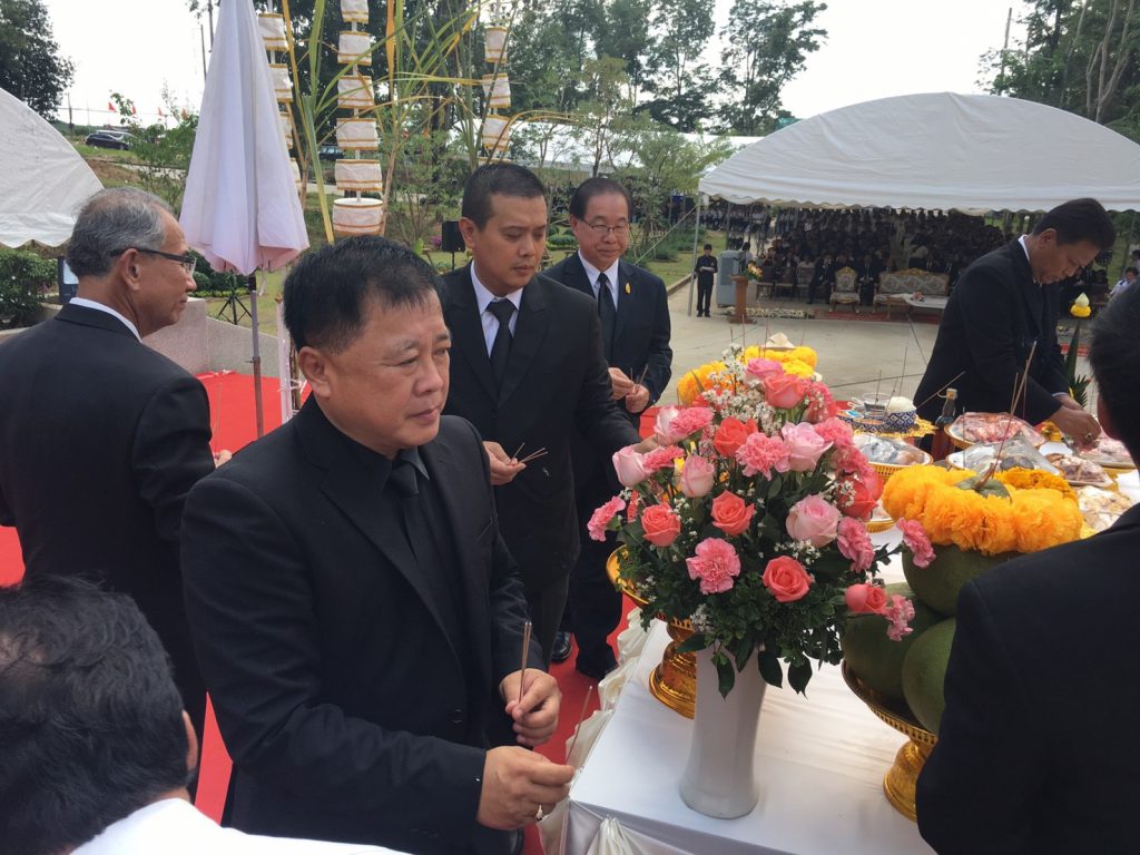 คุณกรณ์ภัฐวีญ์ ม่วงน้อย กรรมการบริหารสมาคมศิษย์เก่ามหาวิทยาลัยเทคโนโลยีพระจอมเกล้าพระนครเหนือ ในพระบรมราชูปถัมภ์ ได้เป็นผู้แทนกรรมการบริหารสมาคมฯ เข้าร่วมพิธีบวงสรวงสมโภชพระบรมราชานุสาวรีย์