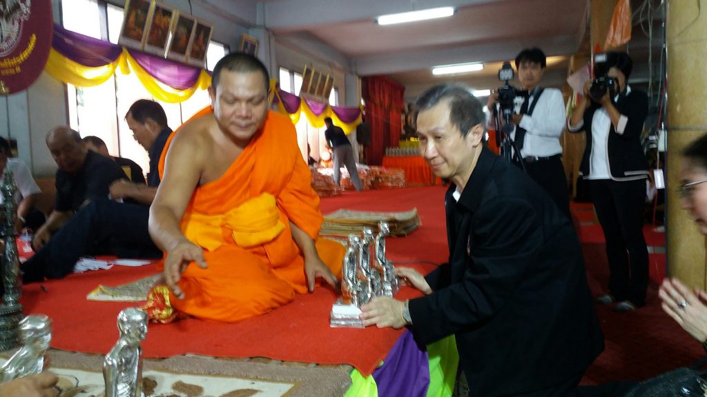 สมาคมศิษย์เก่ามหาวิทยาลัยเทคโนโลยีพระจอมเกล้าพระนครเหนือ ในพระบรมราชูปถัมภ์ ได้เป็นเจ้าภาพทอดกฐินสามัคคี ประจำปี พ.ศ. 2559 ณ วัดหนองโพ