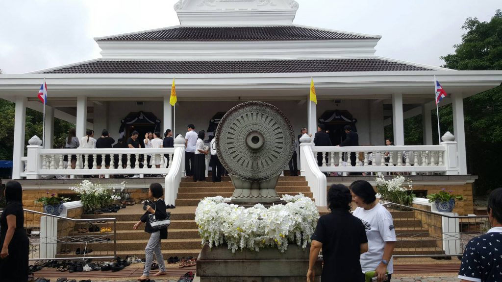 นายกสมาคมศิษย์เก่าฯ และกรรมการได้ให้เกียรติร่วมนำกฐินสามัคคี ประจำปี พ.ศ. 2559 ร่วมกับมหาวิทยาลัยเทคโนโลยีพระจอมเกล้าพระนครเหนือไปทอดถวายแด่พระภิกษุผู้จำพรรษาครบถ้วนไตรมาส ณ วัดป่าอัมพวา