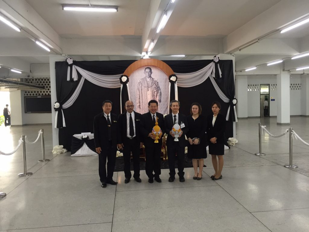 น้อมรำลึกถึงพระมหากรุณาธิคุณ น้อมเกล้าฯถวายความอาลัยและถวายสักการะพระบาทสมเด็จพระปรมินทรมหาภูมิพลอดุลยเดช มหิตลาธิเบศรรามาธิบดีจักรีนฤบดินทร สยามินทราธิราช บรมนาถบพิตร