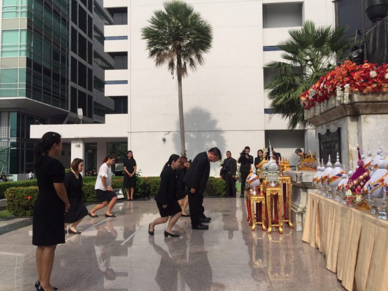 งานพิธีวางพานพุ่มดอกไม้ถวายราชสักการะพระบรมราชานุสาวรีย์พระบาทสมเด็จพระจอมเกล้าเจ้าอยู่หัว ประจำปี 2559