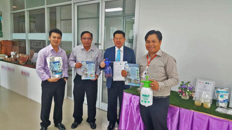 ดร.สุรพล ชามาตย์ นายกสมาคมศิษย์เก่าฯ ได้ให้เกียรติเยี่ยมชมผลงานนวัตกรรมของศูนย์วิจัยนวัตกรรมยางพารา ซึ่งเป็นผลงานของ ผศ.ดร.ระพีพันธ์ แดงตันกี