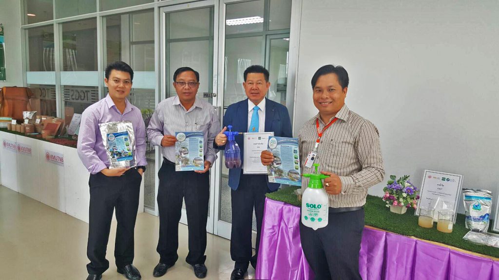ดร.สุรพล ชามาตย์ นายกสมาคมศิษย์เก่าฯ ได้ให้เกียรติเยี่ยมชมผลงานนวัตกรรมของศูนย์วิจัยนวัตกรรมยางพารา ซึ่งเป็นผลงานของ ผศ.ดร.ระพีพันธ์ แดงตันกี