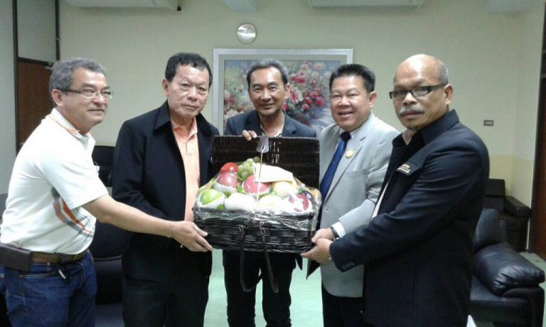 เข้ามอบกระเช้าและอวยพรปีใหม่ ท่าน ศ.ดร.ธีรวุฒิ บุณยโสภณ อธิการบดี มหาวิทยาลัยเทคโนโลยีพระจอมเกล้าพระนครเหนือ