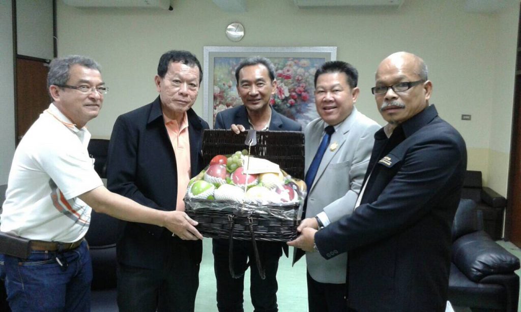 เข้ามอบกระเช้าและอวยพรปีใหม่ ท่าน ศ.ดร.ธีรวุฒิ บุณยโสภณ อธิการบดี มหาวิทยาลัยเทคโนโลยีพระจอมเกล้าพระนครเหนือ