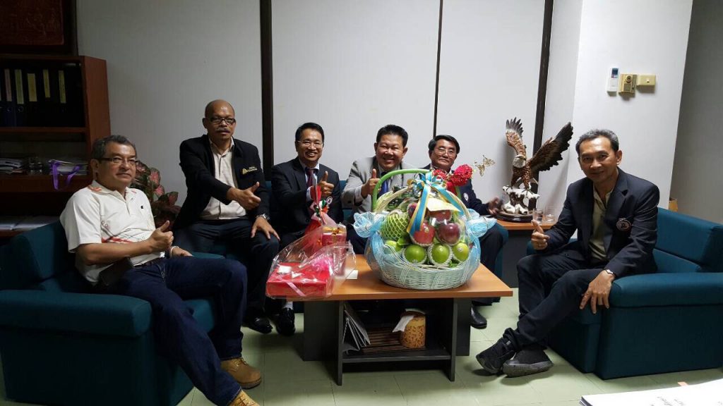 เข้ามอบกระเช้าและอวยพรปีใหม่ ท่าน ศ.ดร.ธีรวุฒิ บุณยโสภณ อธิการบดี มหาวิทยาลัยเทคโนโลยีพระจอมเกล้าพระนครเหนือ